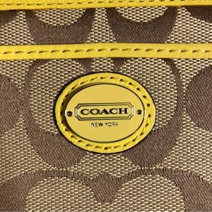 🔥🔥🔥Price Drop $25 Coach yellow wristlet - new with no tags 🔥🔥🔥